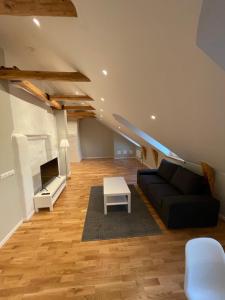 斯德哥尔摩Home Inn HVG54的客厅配有黑色沙发和桌子