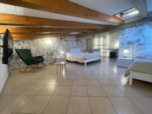波托帕洛阿尔伯戈佩尔塞奥酒店的大房间设有两张床和一张桌子及椅子