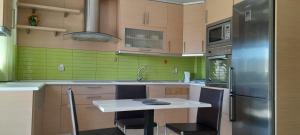 奥林匹亚基·阿克蒂ioli的厨房配有冰箱和桌椅