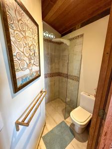 马劳Casa Del Mar的一间带卫生间和淋浴的浴室