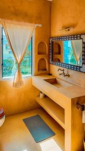 瓦塔穆Casa Maridadi的一间带水槽和镜子的浴室