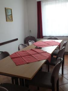 普鲁滕Zwei Bett Zimmer的一间会议室,配有桌椅和红色餐巾