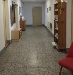 普鲁滕Zwei Bett Zimmer的一间铺有瓷砖的走廊