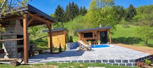 Biškupec ZelinskiRural Holiday House Tinna的一个带游泳池和房子的凉亭