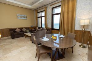 科威特Rihanna Hotel Apartment的客厅配有桌子和沙发