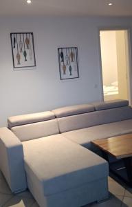 Agia ParaskeviIFESTIA HOUSE的客厅配有沙发和桌子