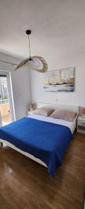 特罗吉尔卡佩塔诺维德诺里公寓的一间卧室配有一张带蓝色毯子的大床