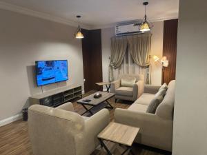 阿可贺巴شقق روز الفندقية دخول ذاتي的客厅配有2张沙发和1台平面电视