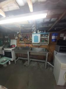 LeteaCamping Letea Himalaya的厨房配有桌子和水槽