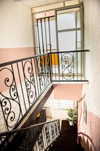雅温得Appartement chic et spacieux près centre Yaoundé的楼梯,位于一栋带窗户的建筑内