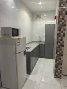 Ḩajlahمنتجعات الريف بلس的厨房配有冰箱和微波炉。