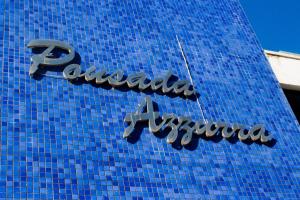 纳塔尔波萨达阿祖拉酒店的蓝色建筑的一面