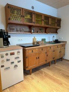 沃尔姆斯Casita grün的厨房配有木制橱柜和白色冰箱。