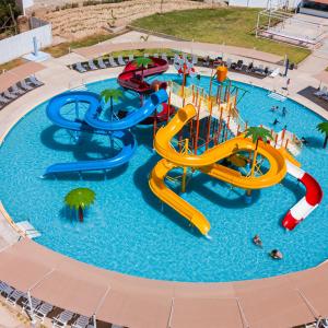 伊察Hacienda San Juan Resort的一个带水滑梯的大型游泳池