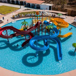 伊察Hacienda San Juan Resort的水上公园水滑梯的图像