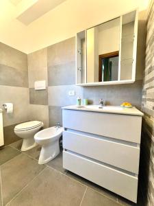 布拉恰诺La Corte del Principe的一间带水槽、卫生间和镜子的浴室