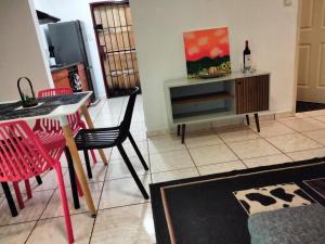 姆巴巴内Apartment on MR103的客厅配有桌椅和电视。