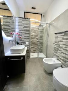布拉恰诺La Corte del Principe的浴室配有卫生间、盥洗盆和淋浴。