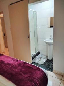 姆巴巴内Apartment on MR103的带淋浴、卫生间和盥洗盆的浴室