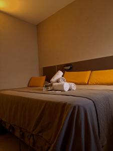 维拉卡洛斯帕兹Hotel Italia的酒店客房,配有带毛巾的床