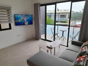 道伊斯Bohol Jewel Resort的客厅配有沙发和桌子