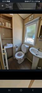 RookleyOakley的一张带卫生间和水槽的浴室的照片