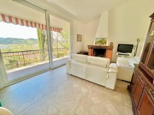 LabroDeliziosa villetta nuova vista lago的客厅配有2张白色沙发和壁炉