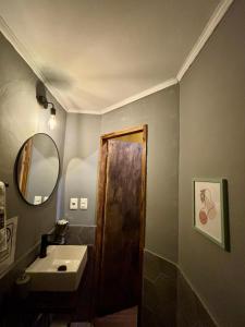蒙得维的亚Expreso trescrucesdos的一间带水槽和镜子的浴室
