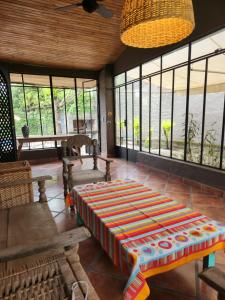 耶尔瓦布埃纳Casa BAUM的客厅设有大沙发和窗户。