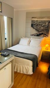 圣保罗Flat de Luxo Aeroporto Congonhas - Hotel eSuites的一间卧室配有一张壁画床