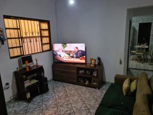 里贝朗普雷托Casa para Temporada Agrishow 2024的客厅配有平面电视和沙发。