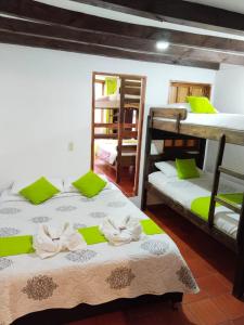 莱瓦镇Hospedería Villa Lucía的客房设有两张双层床,配有毛巾
