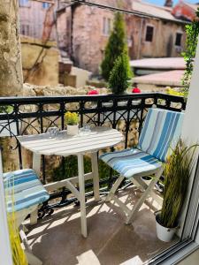 扎达尔Marcel Zadar Old Town的阳台上配有一张白色的桌子和两把椅子