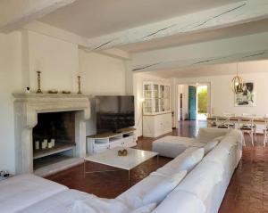 胡安莱潘Juan les pins : Villa de charme avec piscine的客厅配有白色沙发和壁炉