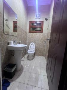 吉达شقق جدة دستنيشن的一间带卫生间和水槽的浴室