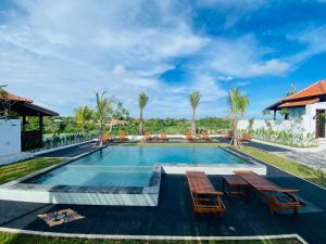 乌干沙The Akasea Villa Bali的一个带两把椅子和一张桌子的游泳池