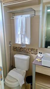 纳塔尔CJC Short Stay Natal的一间带卫生间、水槽和镜子的浴室
