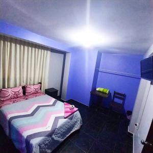 查查波亚斯PAKKARIN - HOTEL的蓝色卧室,配有床和椅子