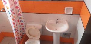 查查波亚斯PAKKARIN - HOTEL的一间带卫生间和水槽的小浴室