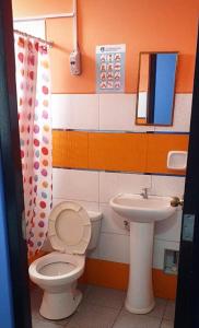 查查波亚斯PAKKARIN - HOTEL的一间带卫生间和水槽的浴室