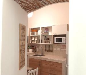 热那亚A3passi的厨房配有水槽和微波炉