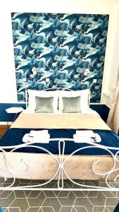 扎达尔Marcel Zadar Old Town的一间卧室配有一张带蓝色壁纸的大床