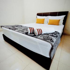 马六甲Muslim 2 Stay的一张大床,上面有两个枕头