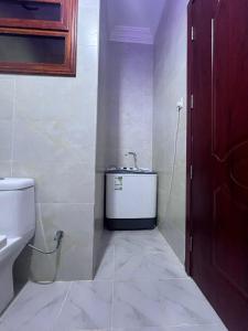 吉达شقق جدة دستنيشن的一间带卫生间和水槽的浴室
