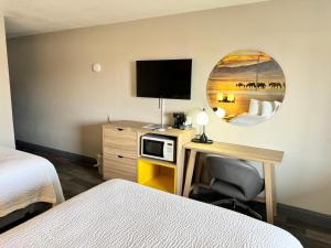 范霍恩范霍恩戴斯酒店的酒店客房设有一张桌子、一台电视和一张床