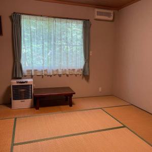 嬬恋村Kitakaruizawa Morino Bessou NO5的一间带微波炉和窗户的客厅