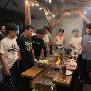嬬恋村Kitakaruizawa Morino Bessou NO5的一群人站在桌子旁吃着食物