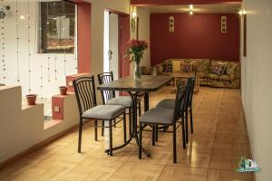 库斯科WARM AND CENTRAL HOUSE WITH SPECTACULAR VIEW OF CUSCO的一间带桌椅的用餐室