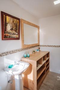 阿约拉港Casa vacacional en Galápagos, Santa Cruz的一间带水槽和镜子的浴室