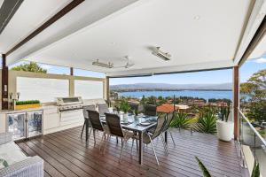 Lake IllawarraHEATed Pool, Lake & Beach, Luxury 5 B/R House的厨房以及带桌椅的用餐室。